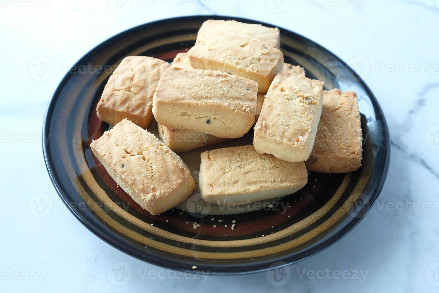 Close up de biscuits sucrés sur table en bois photo