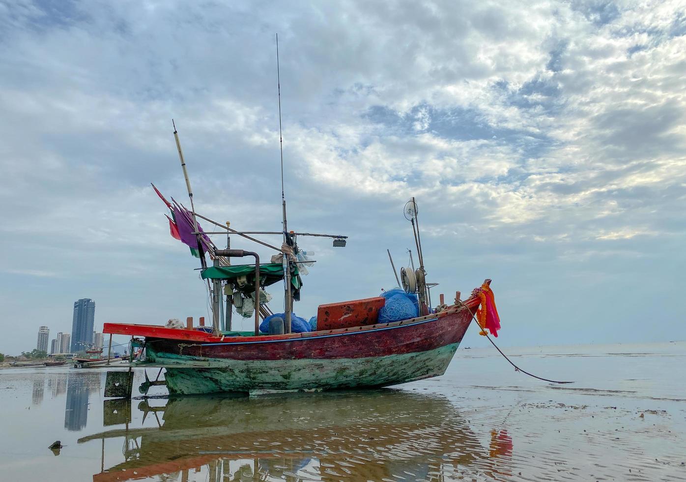 pêche bateaux pendant le coucher du soleil ciel à plage paysage, pêche bateaux pendant une lever du soleil ou coucher de soleil, chatoyant de le Soleil sur le nuages, les ciel et des nuages avoir le Puissance à inspirer sentiments de admiration ou merveille photo