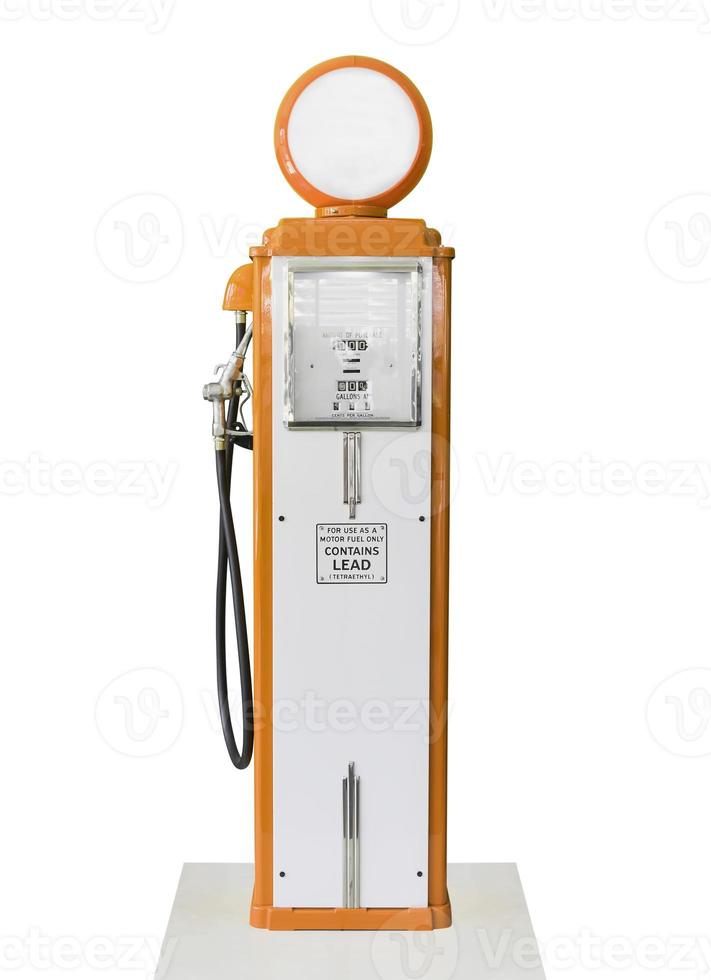 Pompe à carburant orange vintage sur fond blanc photo
