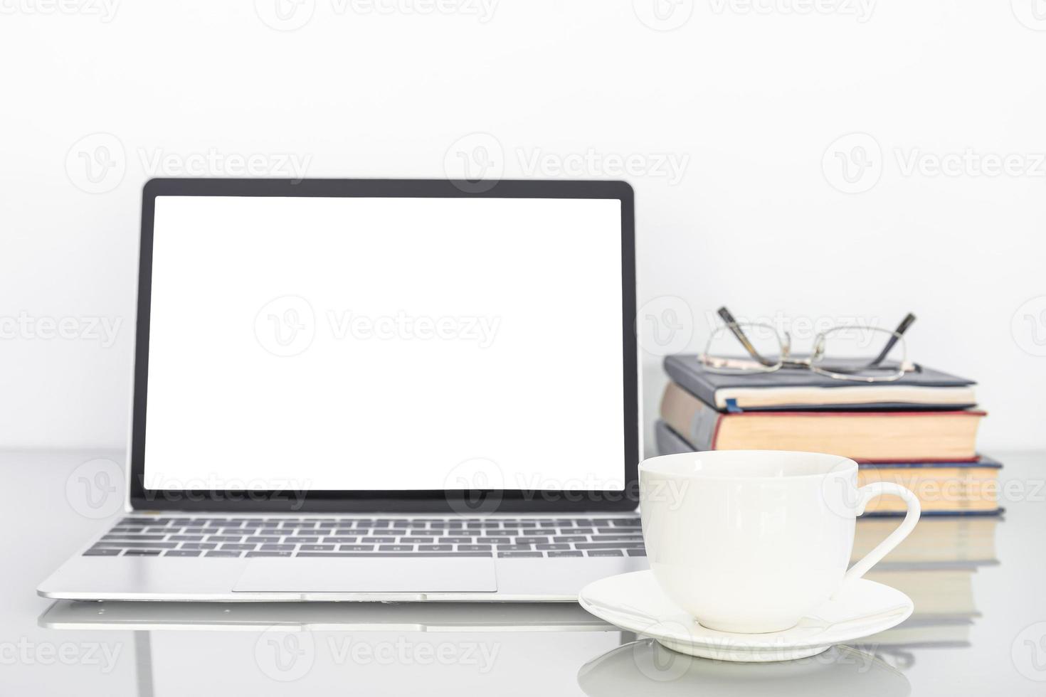 portable Vide écran maquette et café tasse sur table photo