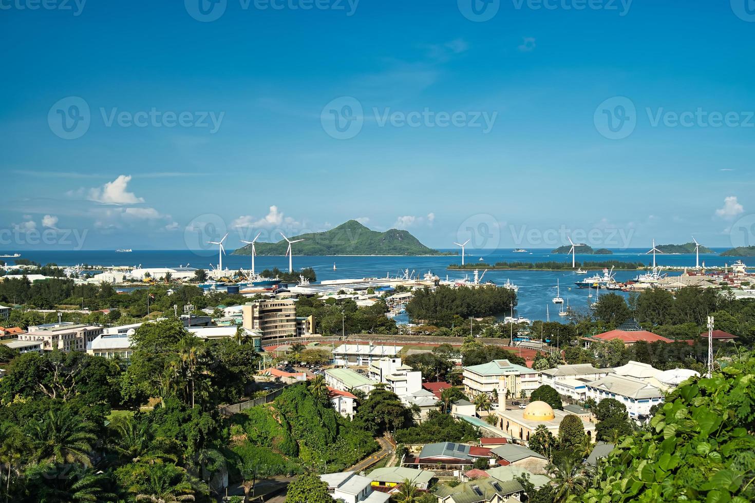 mahé, les Seychelles 15.03.2023 panoramique vue plus de le ville victoria, international Port et st Anne île sur mahe île photo