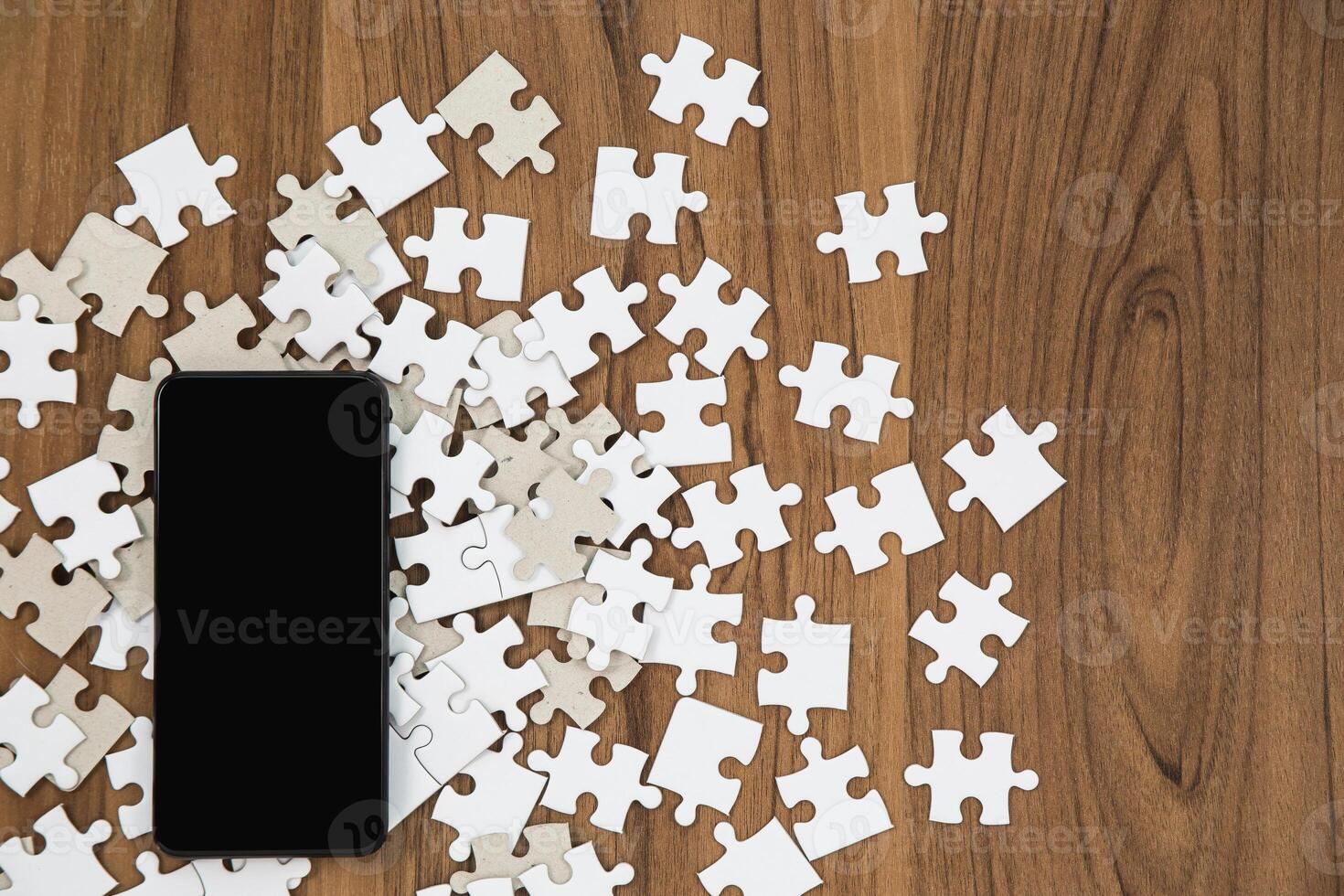 photo puzzle pièces et téléphone intelligent sur en bois table