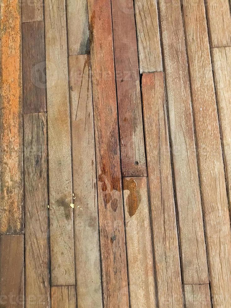 Humain droite empreintes encore humide sur le en bois sol photo