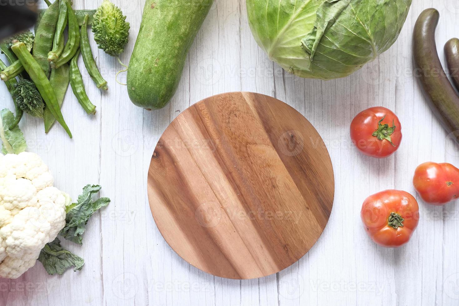 sélection d'aliments sains avec des légumes frais et une planche à découper photo