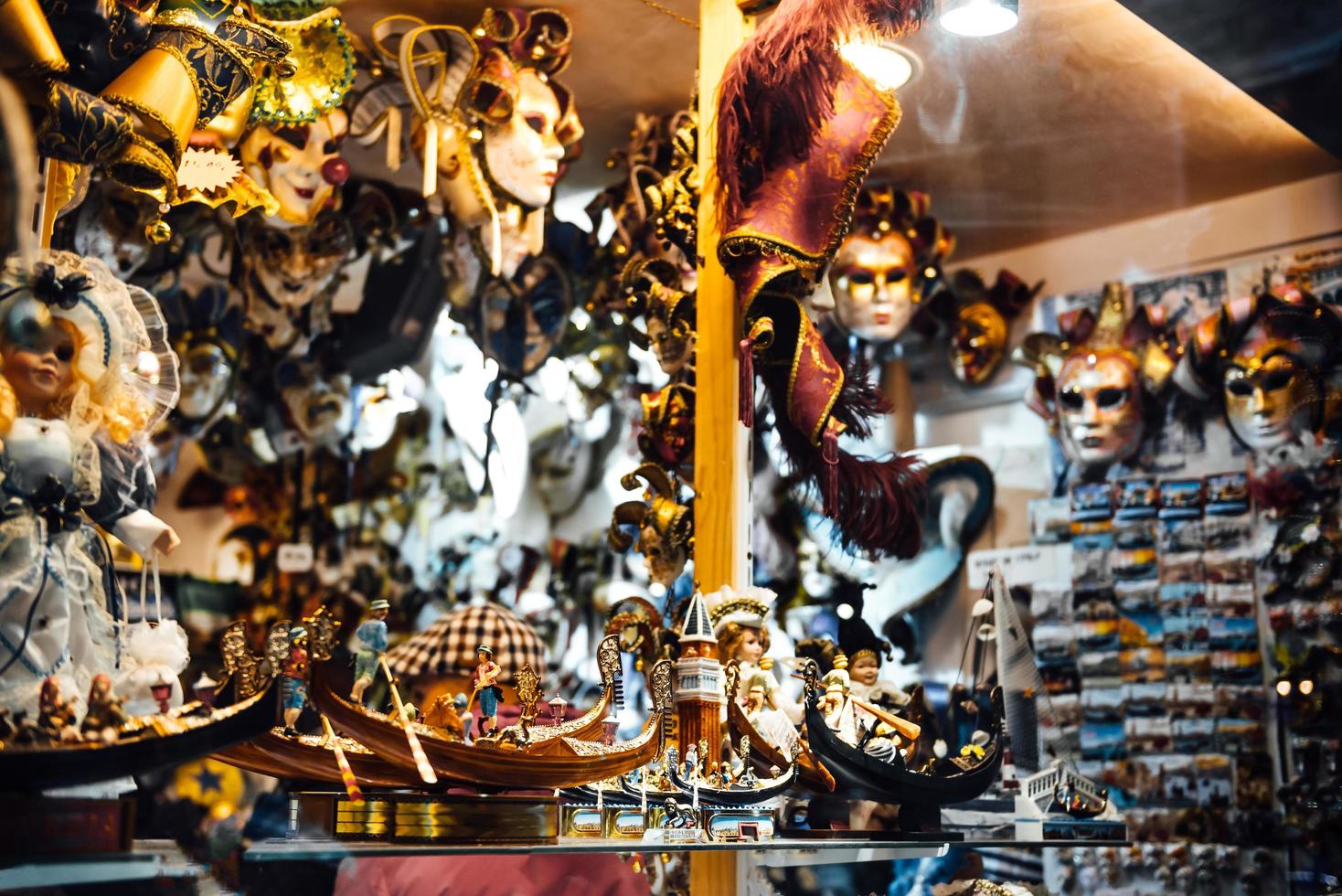 Venise, Italie 2017- vitrine vénitienne avec des masques photo