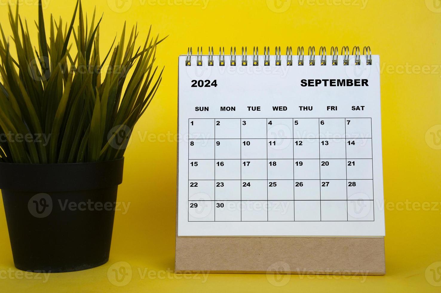 septembre 2024 mois calendrier avec table plante sur Jaune couverture Contexte. mensuel calendrier concept photo