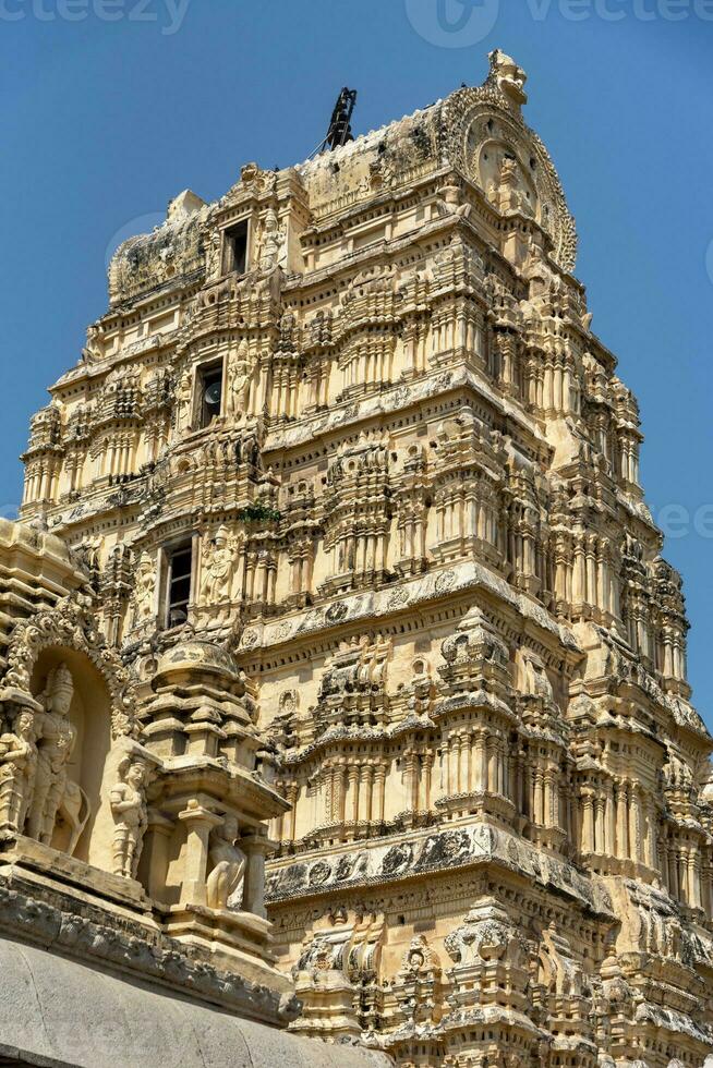 virupakcha temple dévoué à Seigneur shiva est situé dans hampi dans Inde. photo