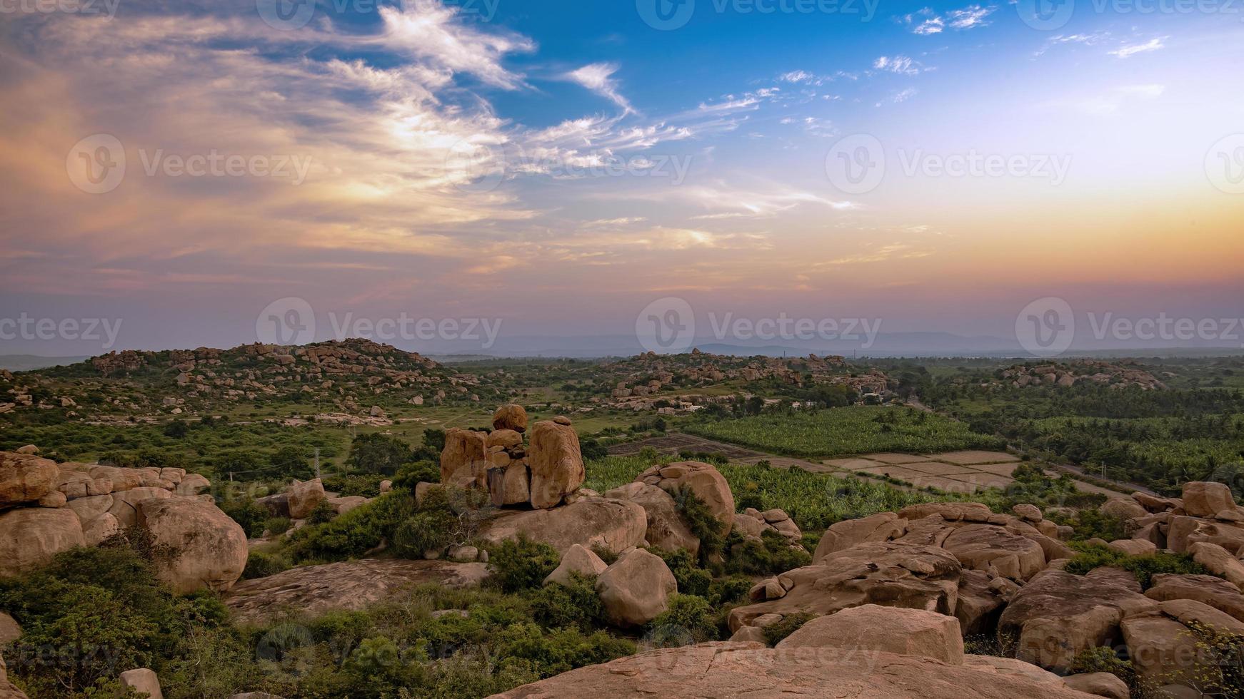 rocher jonché paysage de hampi lequel est une unesco patrimoine site photo