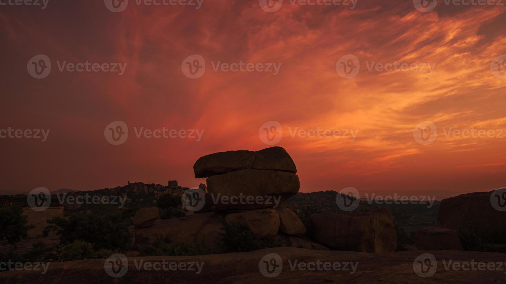 rocher jonché paysage de hampi lequel est une unesco patrimoine site photo