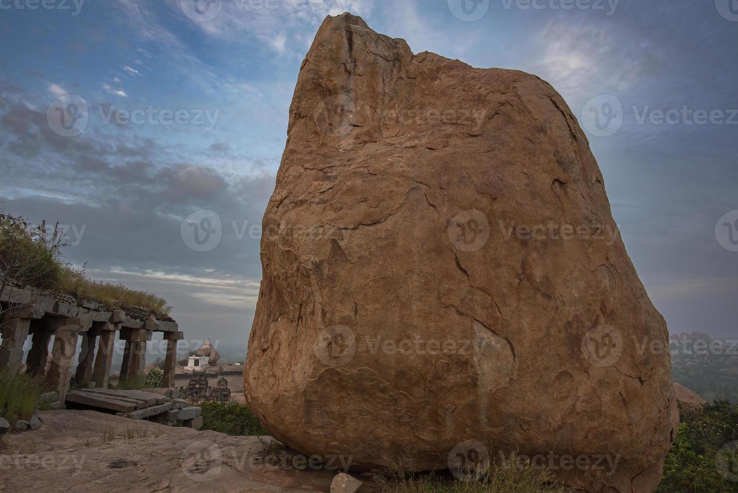 énorme rocher sur malyavanta colline avec shiva temple dans le Contexte dans hampi photo