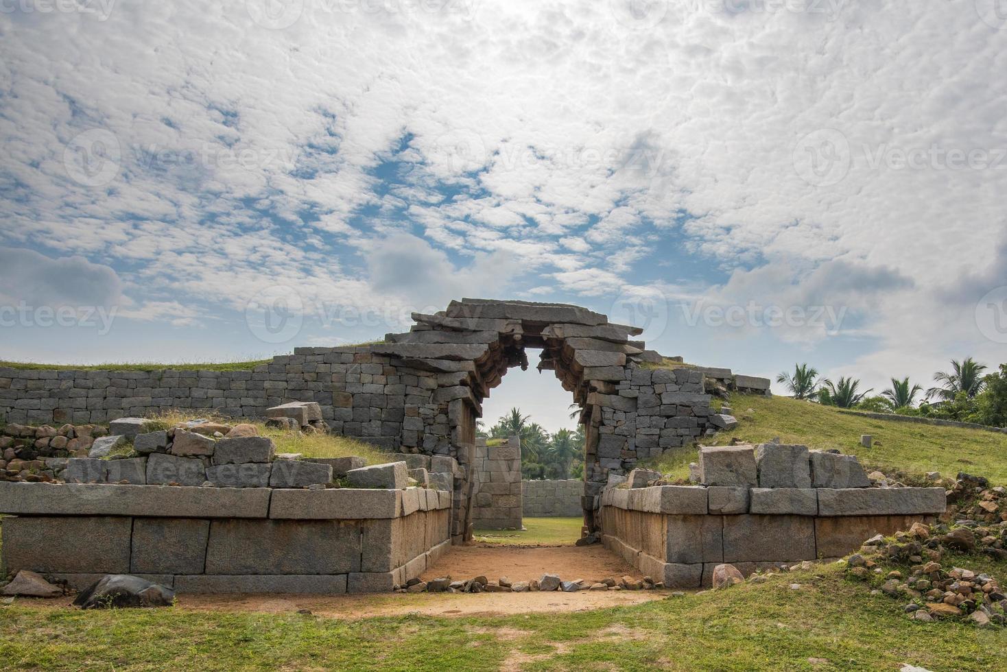 bhimas porte dans hampi est un de le massif passerelles de le fortifié ville. photo