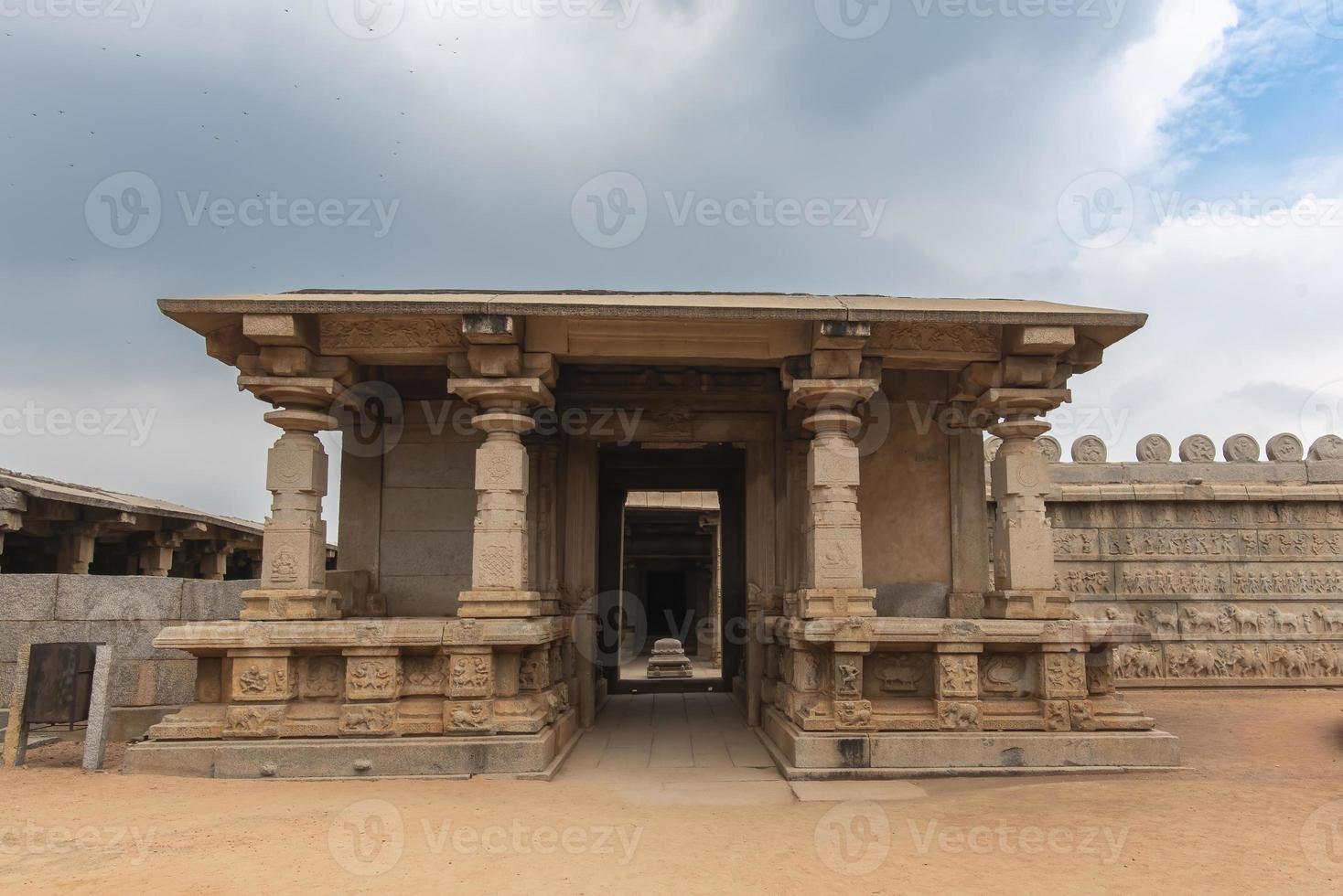 Hazara rama temple dans hampi a bas reliefs représentant le récit de ramayana photo