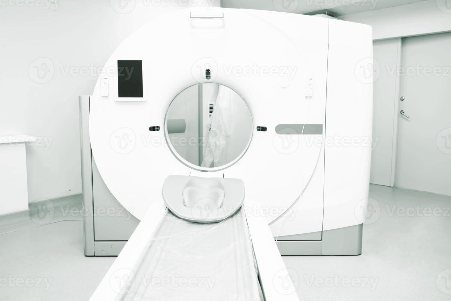 moderne ct scanner. le mri machine est prêt pour recherche dans le hôpital salle. photo