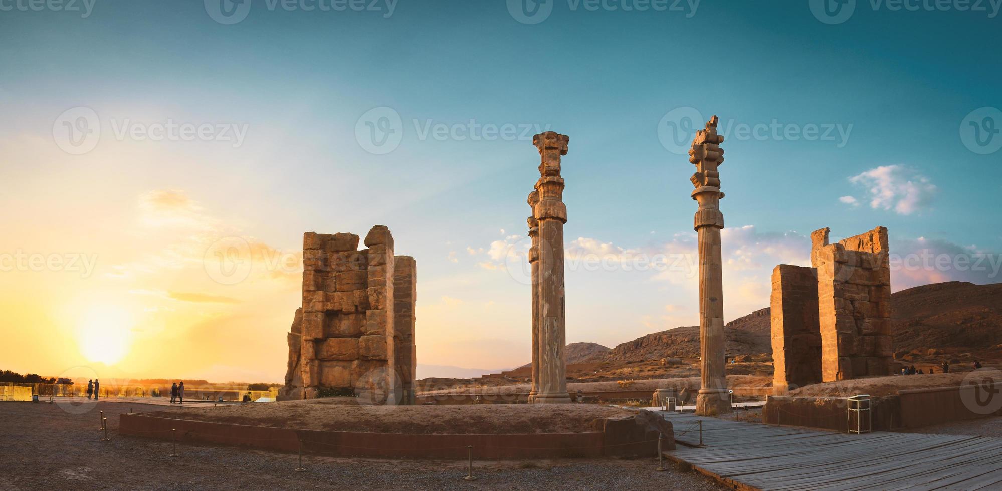 persépolis, l'Iran, 2022 - magnifique le coucher du soleil dans persépolis, Capitale de le ancien achaéménide Royaume. ancien des sites Colonnes. ancien perse.célèbre Voyage destination photo