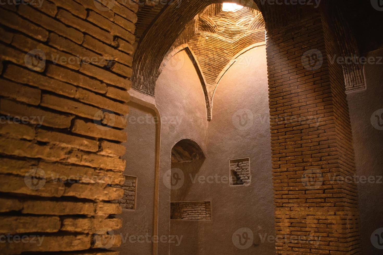 masjed-e james mosquée plafond avec toit cercle fenêtre et muqarna. magnifique le plus ancien iranien mosquée dôme intérieur conception. photo