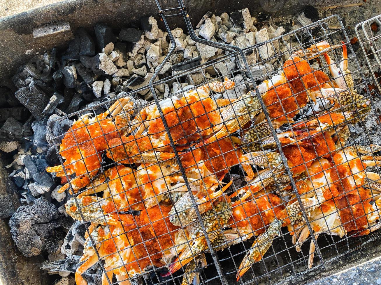 Haut vue Frais Crabes cuit sur un barbecue gril en utilisant bobine. gurman plat préparation. Oman photo