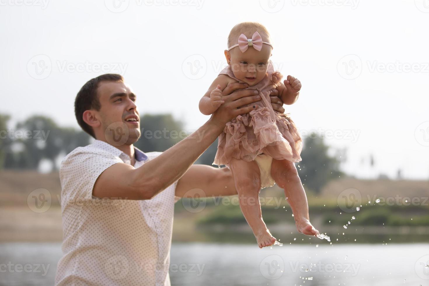 content papa jette en haut avec le sien peu fille pour une marcher. paternité. photo