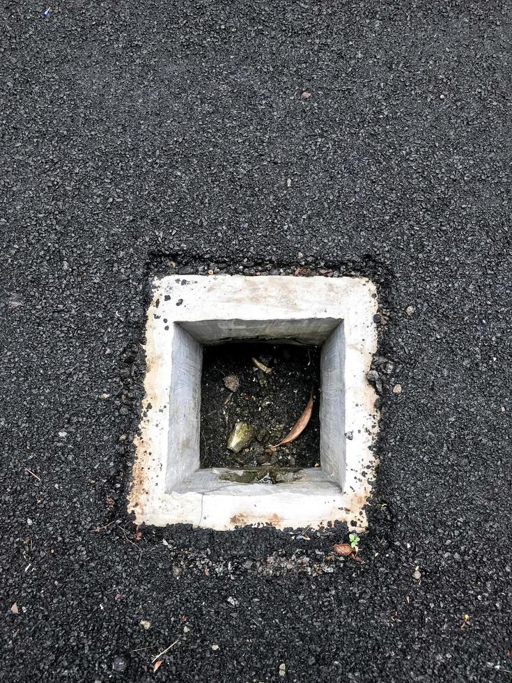 carré égout avec noir asphalte isolation photo