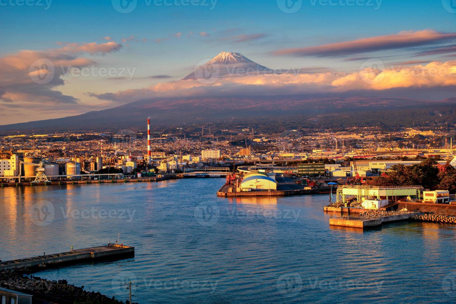 mt. Fuji avec Japon industrie zone à le coucher du soleil Shizuoka Préfecture, Japon. photo