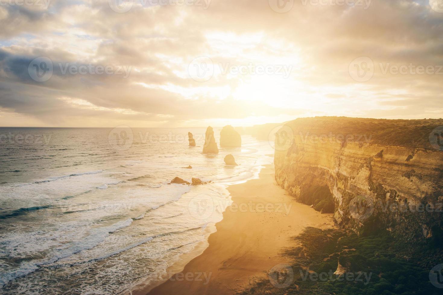 le Douze apôtre dans le génial océan route pendant le coucher de soleil, un iconique Roche formation de victoria Etat de Australie. photo