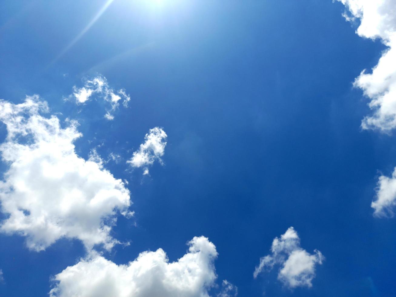 bleu ciel avec nuage fermer et Soleil brillant photo