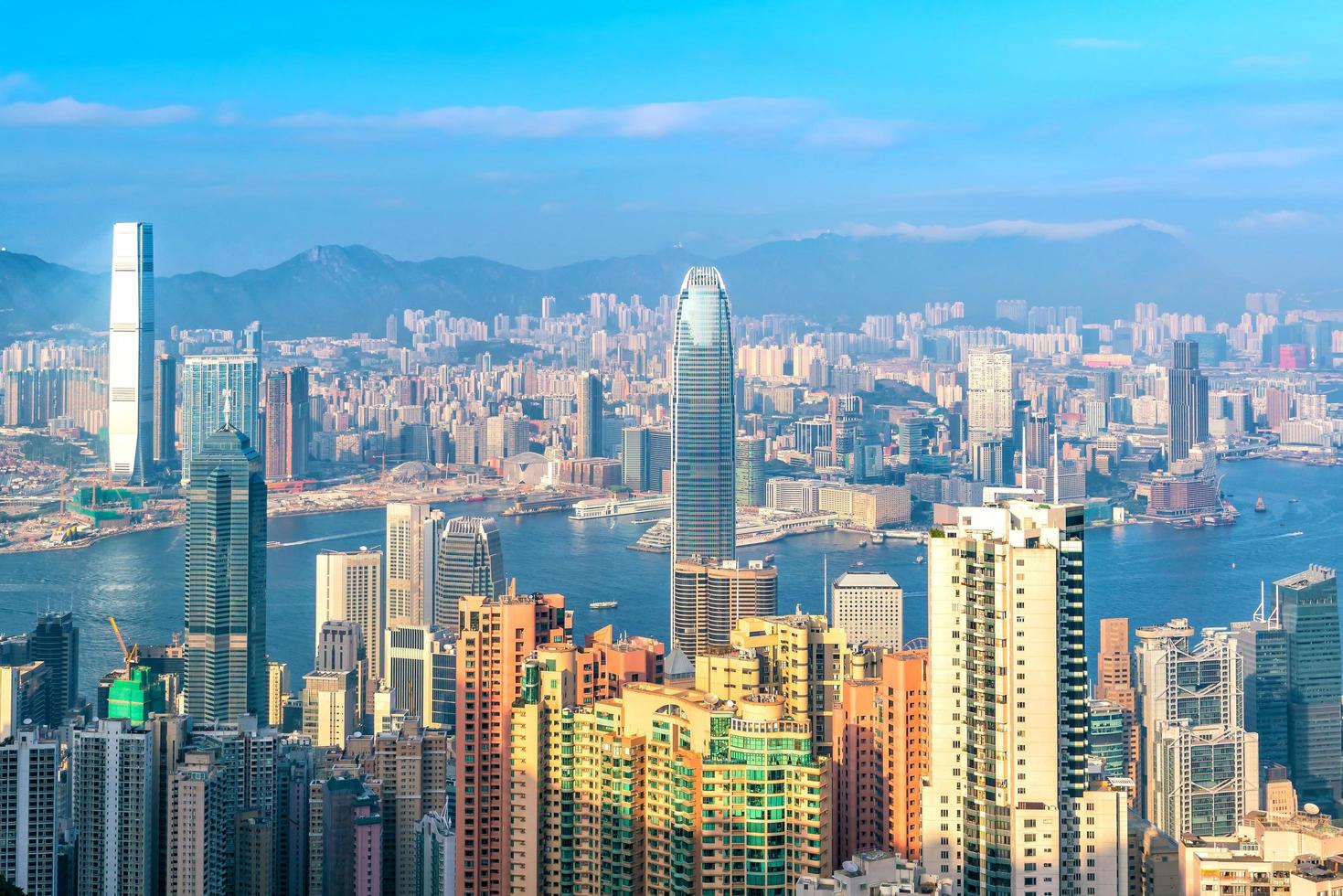 Toits de la ville de hong kong avec vue sur le port de victoria photo