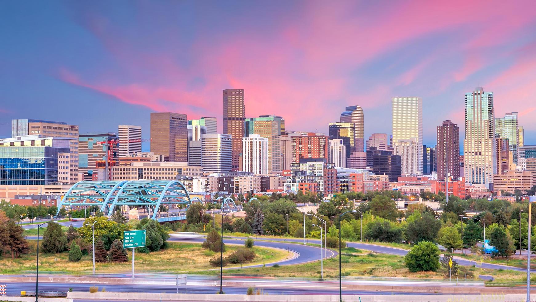 panorama des toits de denver au crépuscule. photo