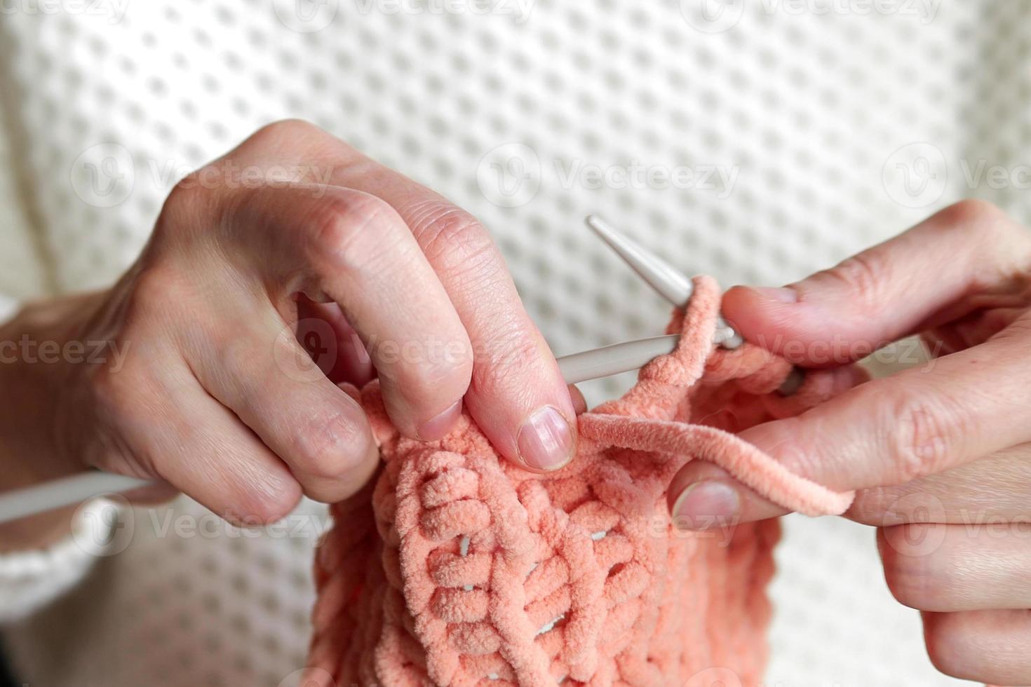 femme est passionné à propos tricot de fil photo
