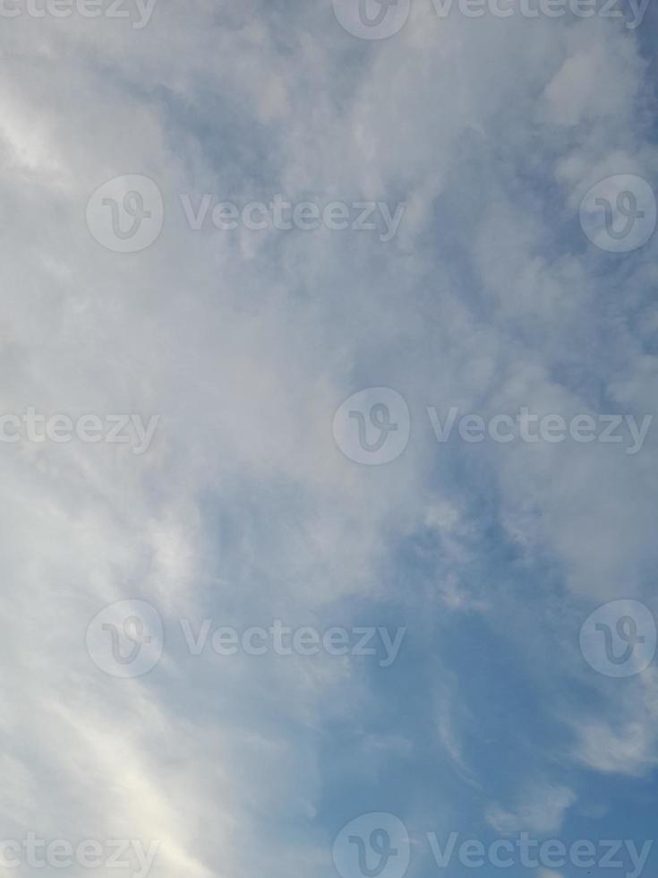 beaux nuages blancs sur fond de ciel bleu profond. de grands nuages doux et moelleux couvrent tout le ciel bleu. photo