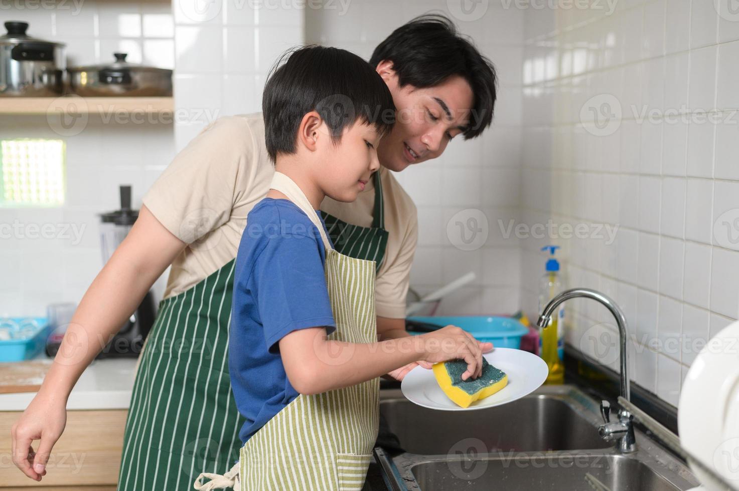 content souriant Jeune asiatique père et fils la lessive vaisselle dans cuisine à Accueil photo