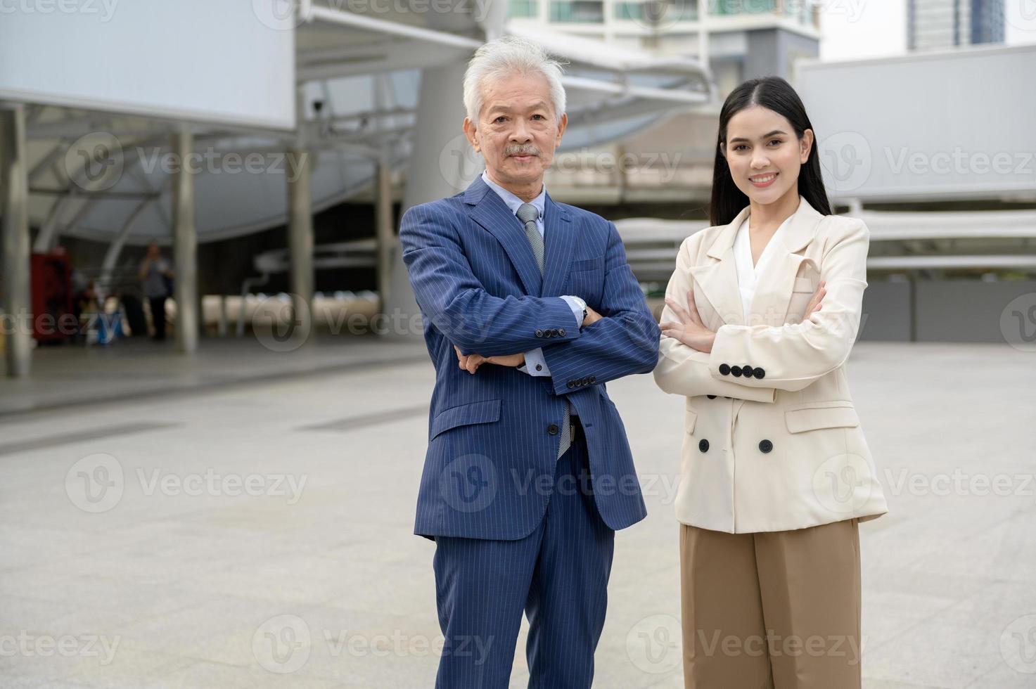 portrait de asiatique Sénior mature milieu vieilli homme d'affaire et Jeune femme d'affaires dans moderne ville photo