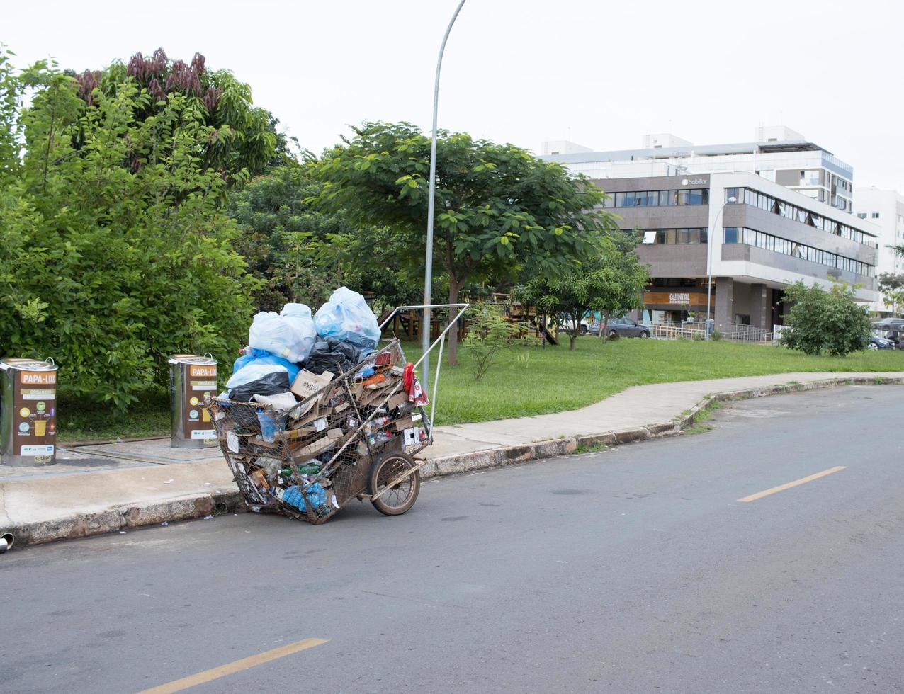 Brasilia, Brésil, df Mars 17 2023 poubelle et recyclables chargé en haut dans une Chariot cette sans abri gens dans Brésil, utilisation à collecte recyclable articles pour revente photo