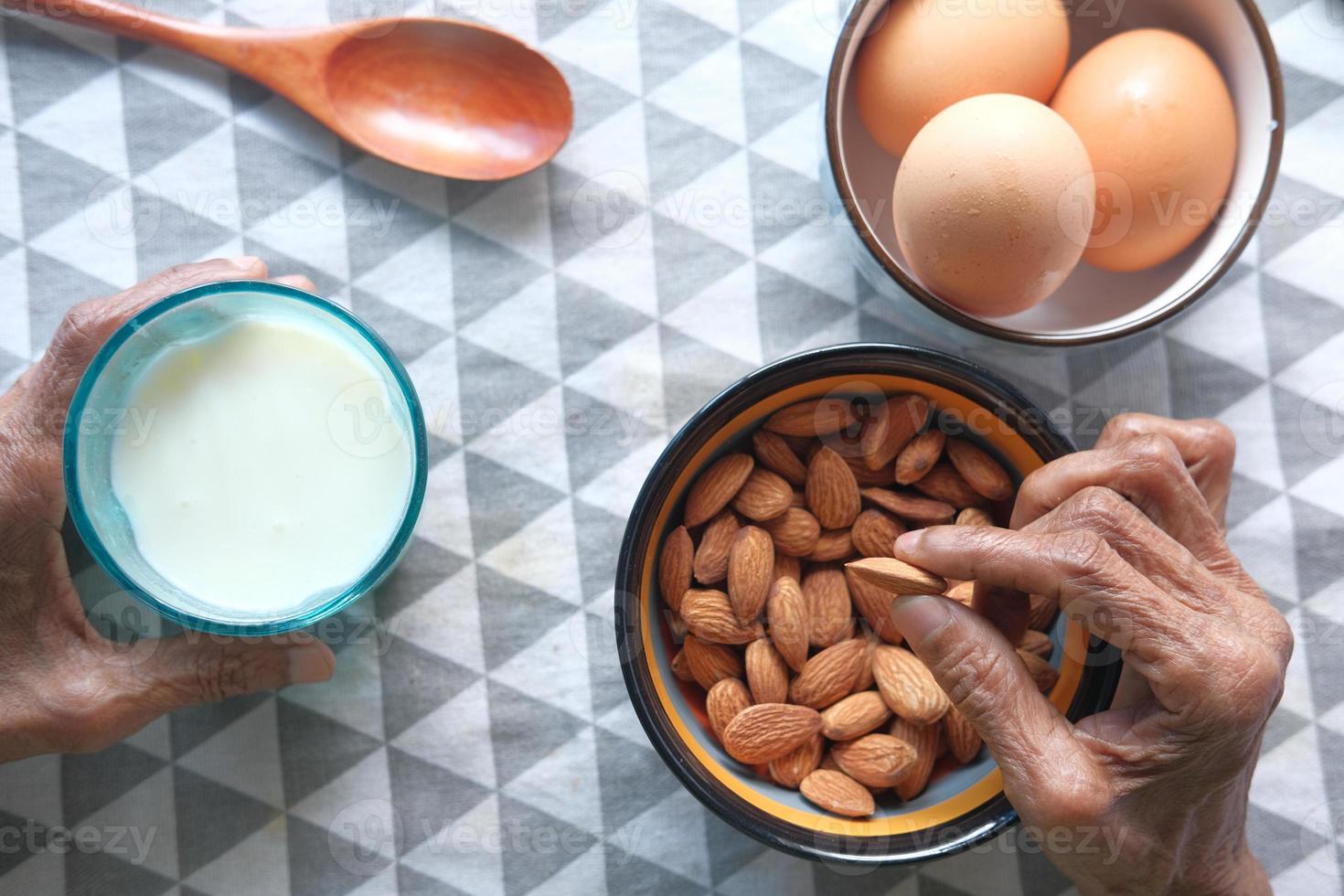 amandes, lait et œufs sur table photo