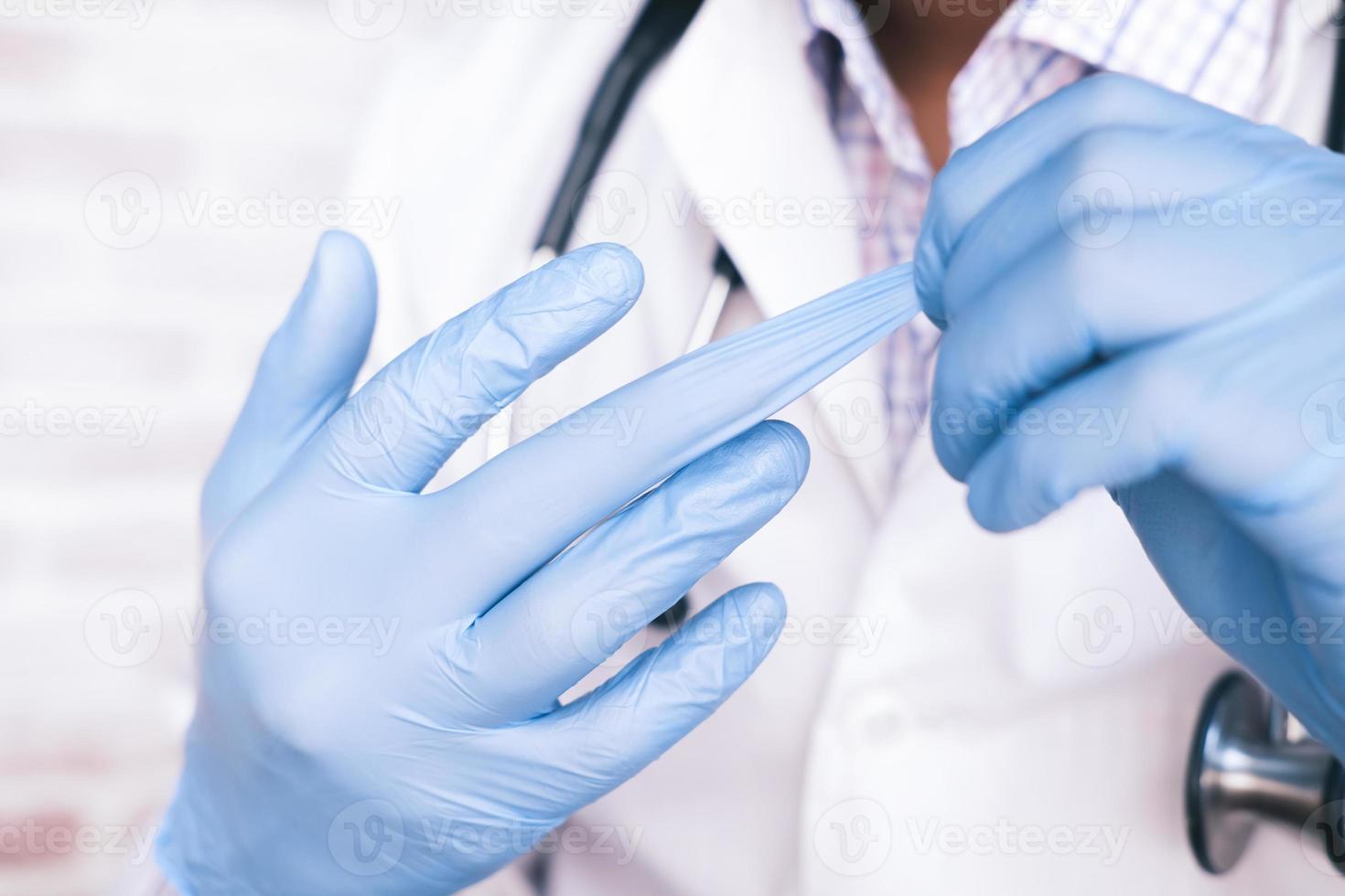 médecin enlever les gants en latex photo