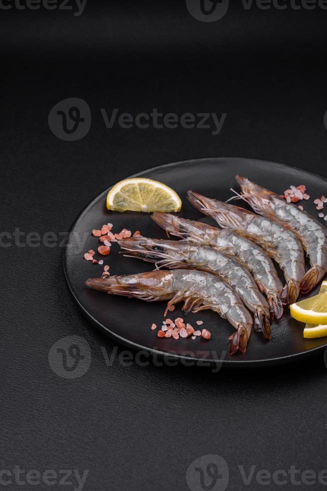 tigre crevette ou langoustine brut avec épices et sel sur une en bois Coupe planche photo