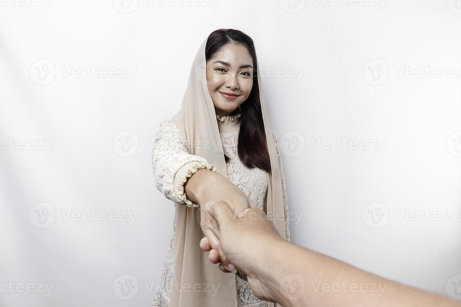 portrait de une Jeune magnifique asiatique musulman femme portant une foulard faire des gestes eid mubarak salutation photo