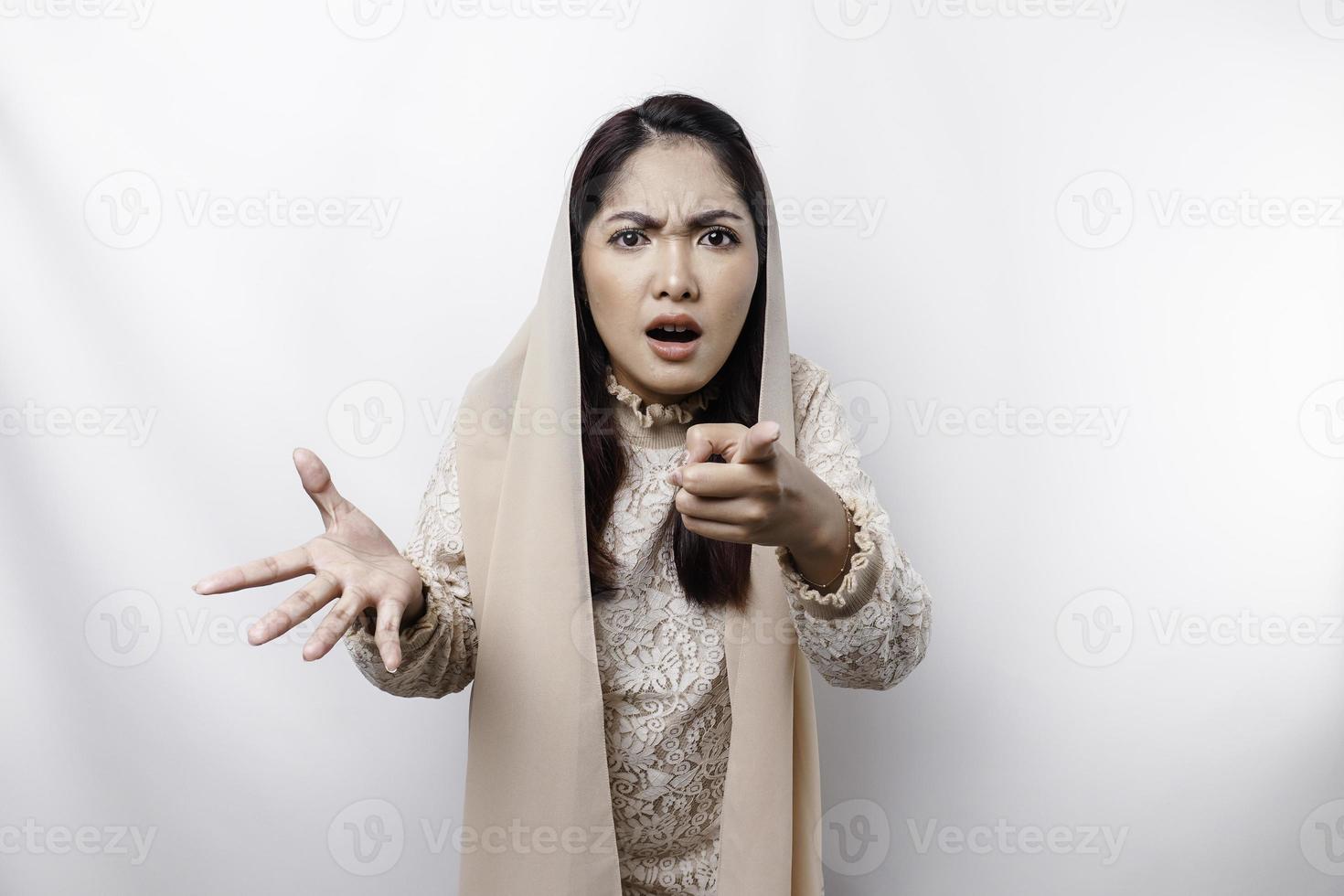 une portrait de un asiatique musulman femme portant une foulard isolé par blanc Contexte regards déprimé photo
