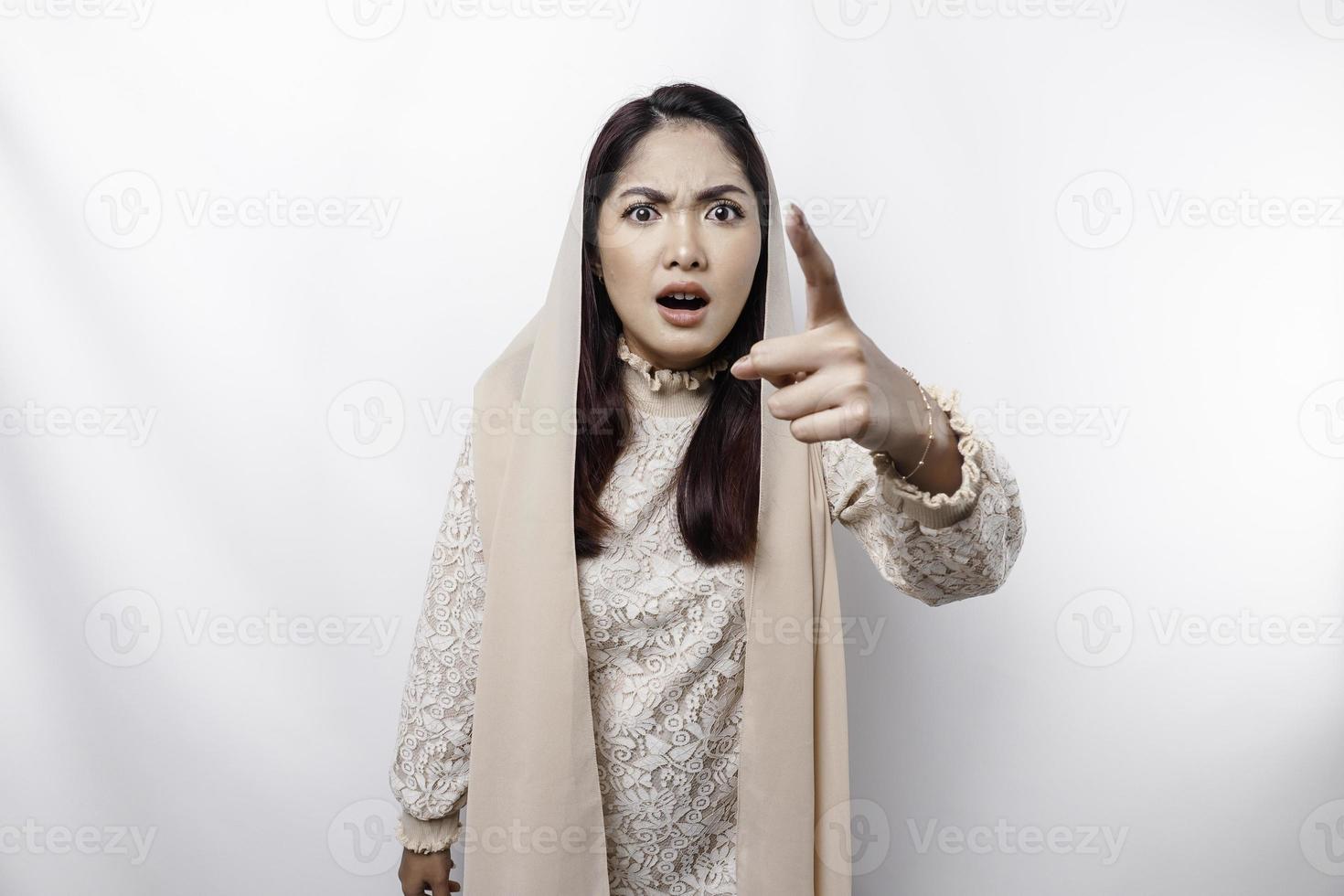 une portrait de un asiatique musulman femme portant une foulard isolé par blanc Contexte regards déprimé photo