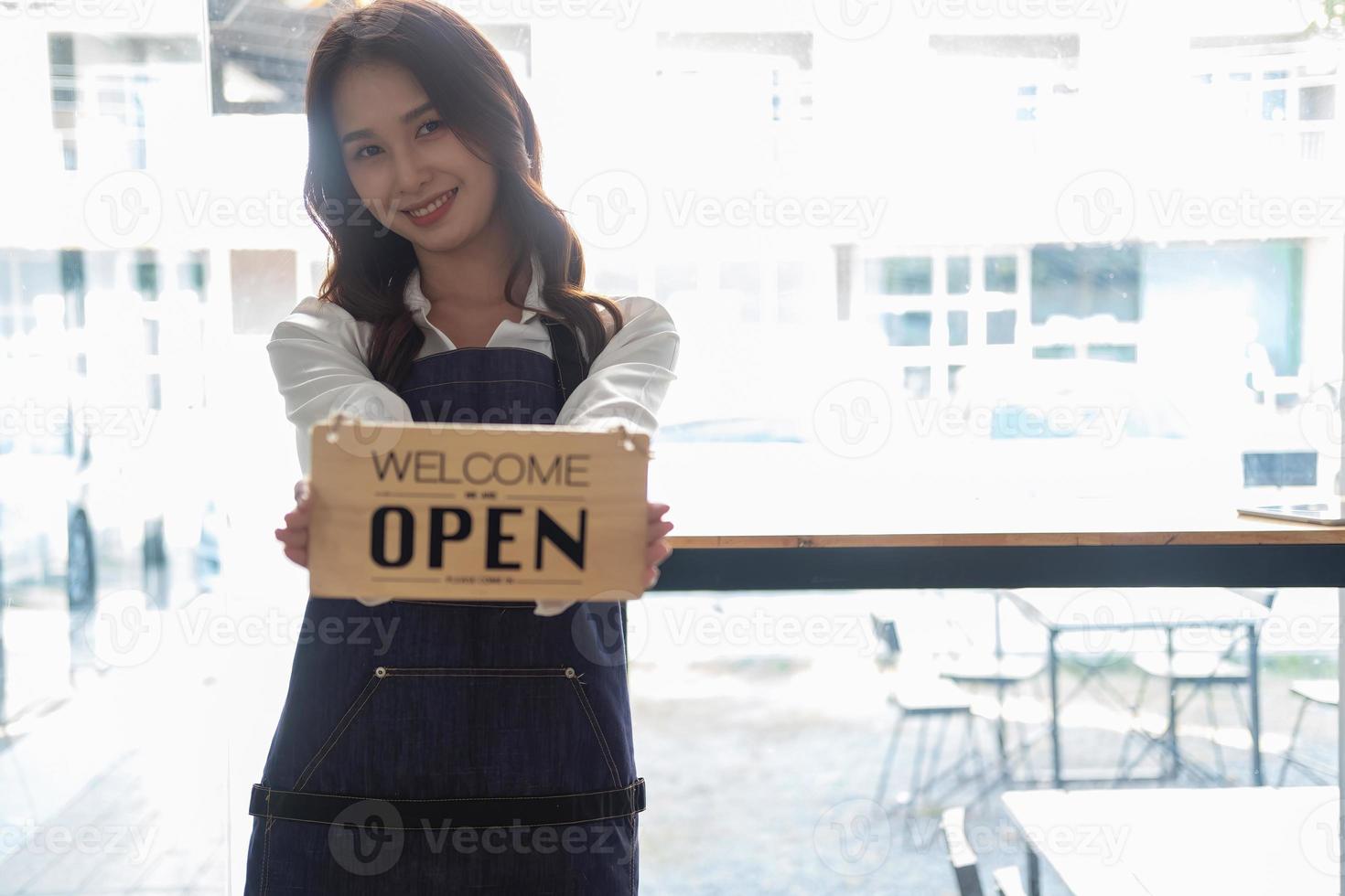 portrait de une femme, une café magasin affaires propriétaire souriant magnifiquement et ouverture une café magasin cette est sa posséder entreprise, petit affaires concept. photo