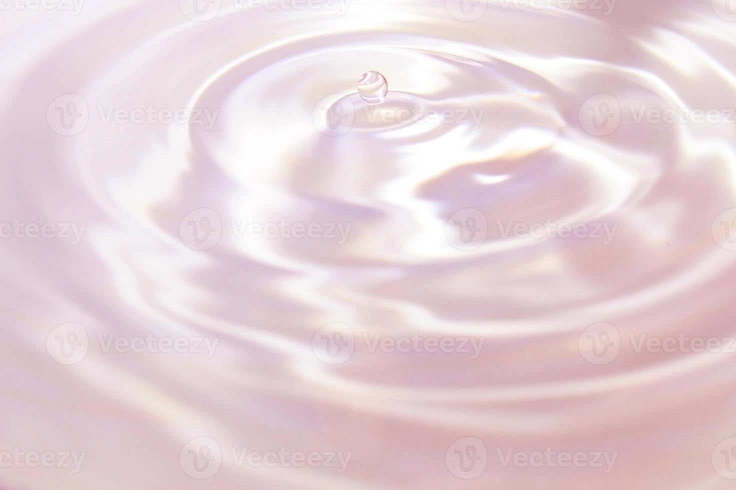 magnifique rose-violet Contexte dans le forme de cercles sur le l'eau et une petit laissez tomber de l'eau. universel abstrait Contexte. photo