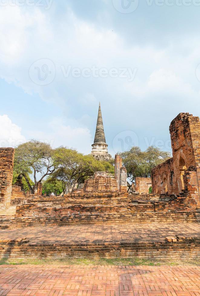 temple wat phra sri sanphet dans l'enceinte du parc historique de sukhothai, site du patrimoine mondial de l'unesco en thaïlande photo