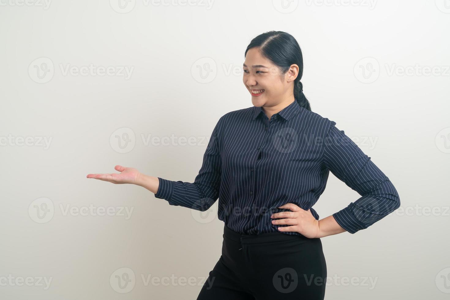 femme asiatique avec la main pointée sur fond blanc photo