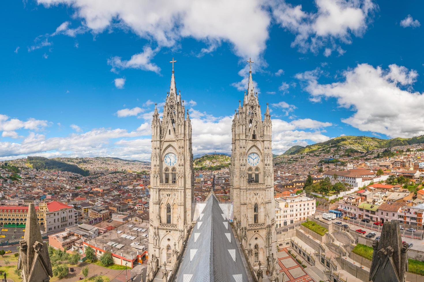 basilique del voto nacional et centre-ville de quito photo