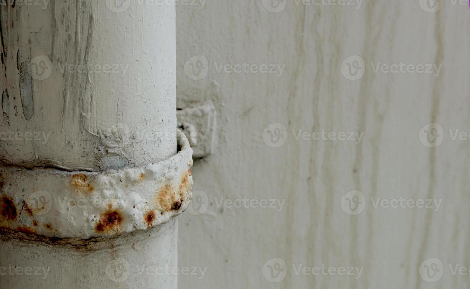 vue de rouillé et sale métal l'eau tuyaux relier à ciment mur photo