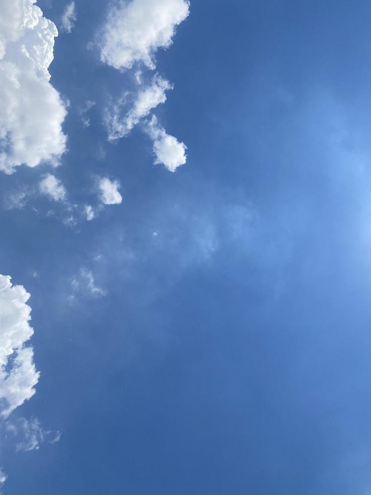 abstrait pluie nuage bleu ciel et blanc des nuages ciel Contexte avec espace pour décoration. et utilisé à faire fond d'écran ou apporter à travail dans graphique conception. photo