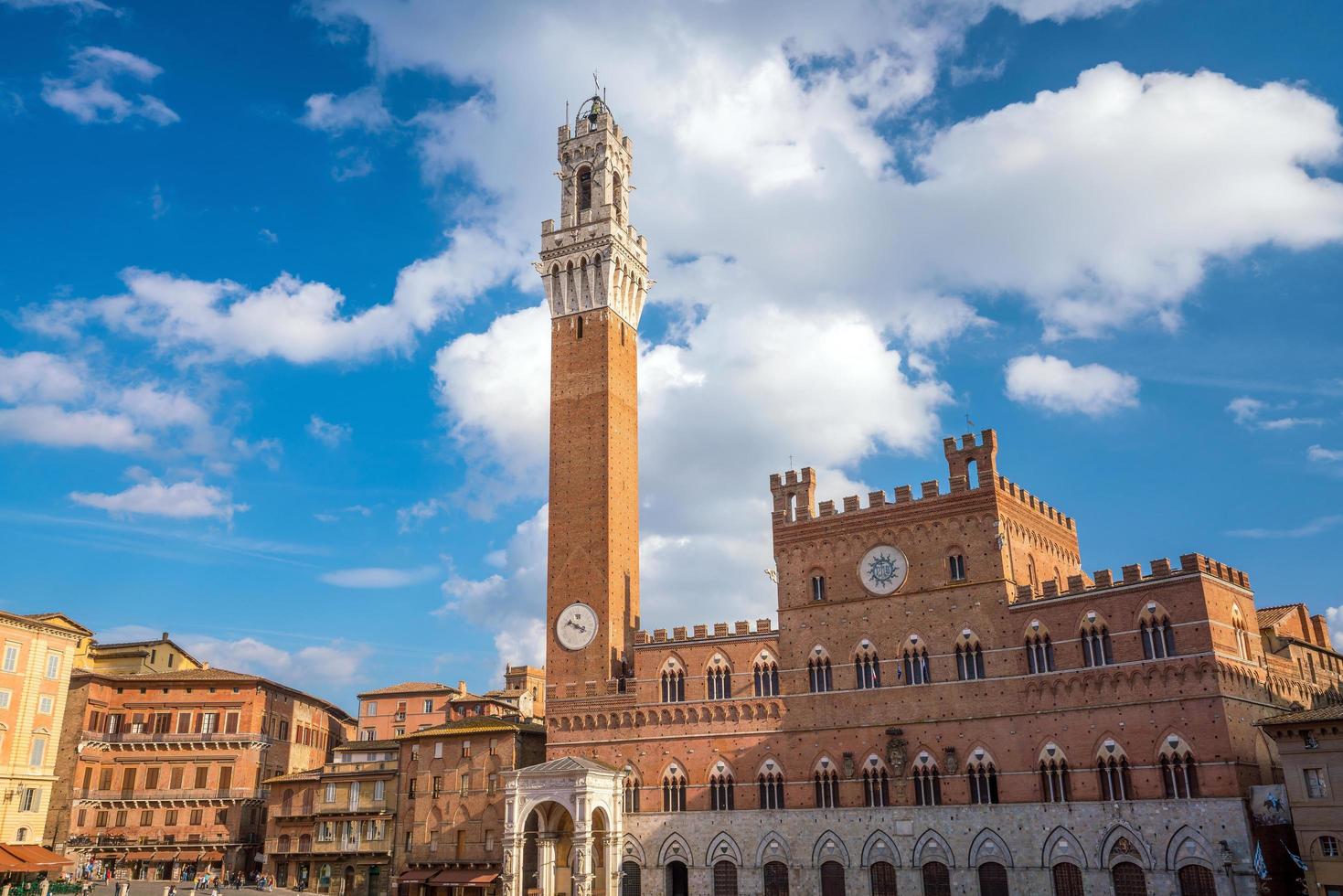 Foule de gens sur la place Piazza del Campo à Sienne photo