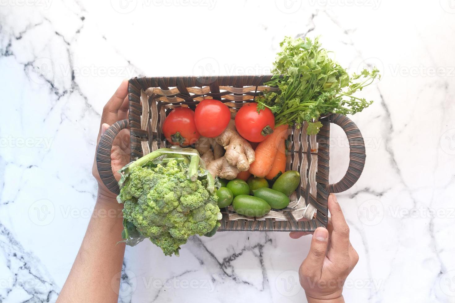 panier de légumes frais photo