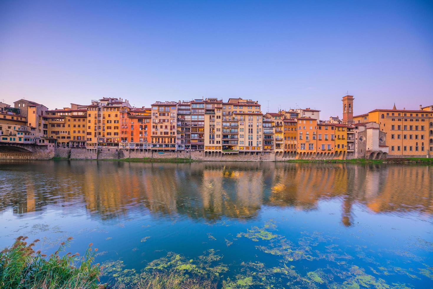 Florence ville et le fleuve arno en toscane photo