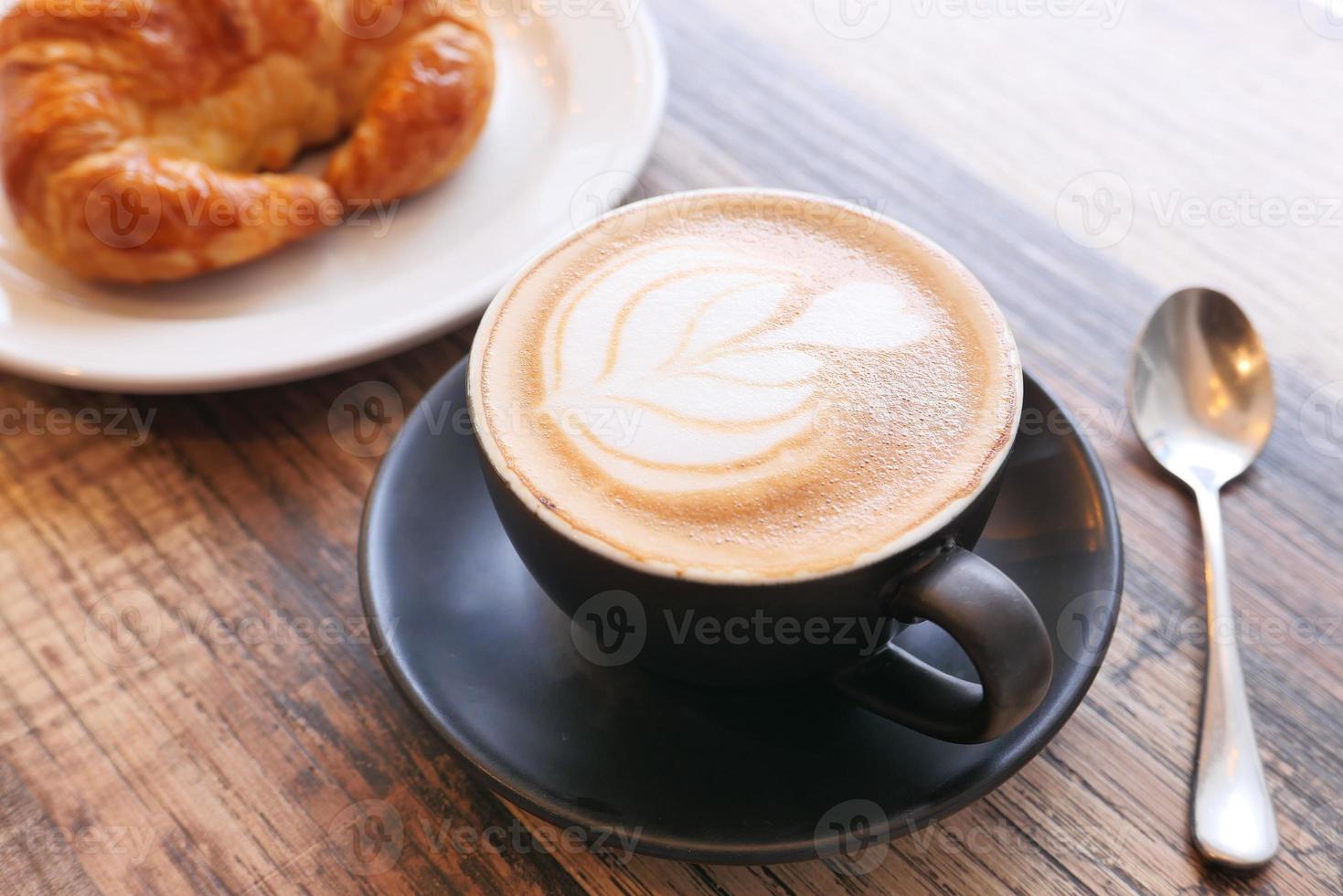 café et croissant sur table en bois photo