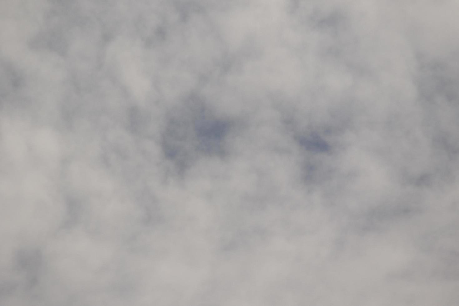 ciel bleu clair et nuages blancs photo